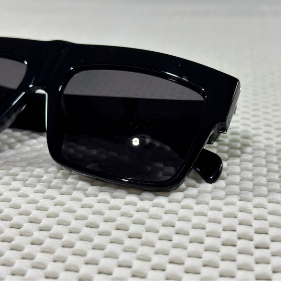 [SOLD OUT] CELINE 3 dots CL41756 8073H 56-17 Black Sunglasses - Picture 8 of 8